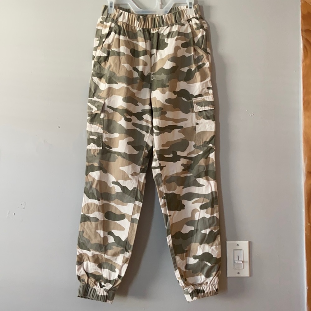 Perfect conditions camouflaged cardigan pants.